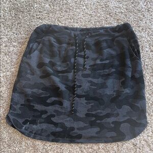 Sundry Saturday dark camo skirt size 1 or small